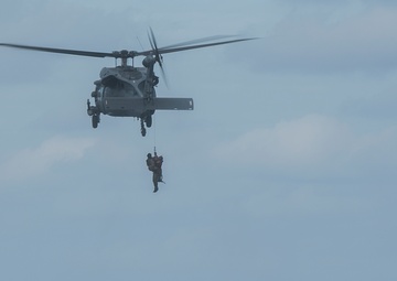 U.S. and JASDF rescue squadrons participate Keen Sword 17