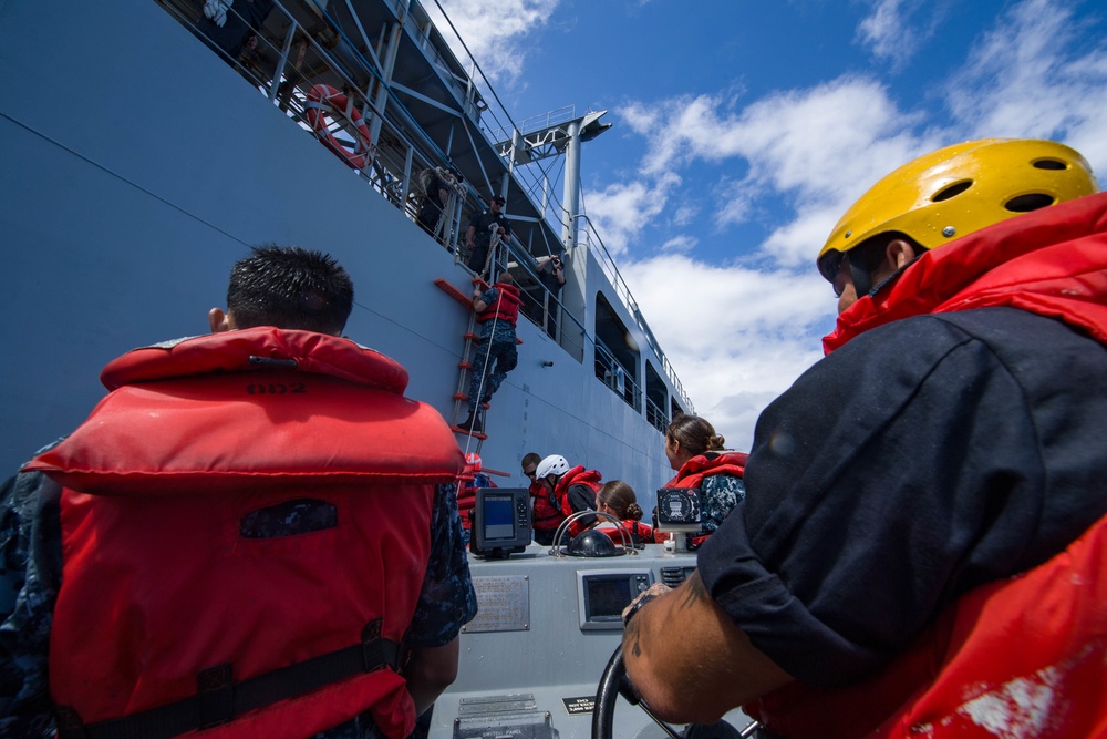 USS Sampson (DDG 102) sailor board HMNZS Endeavour