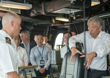 USS Coronado (LCS 4) hosts distinguished visitors