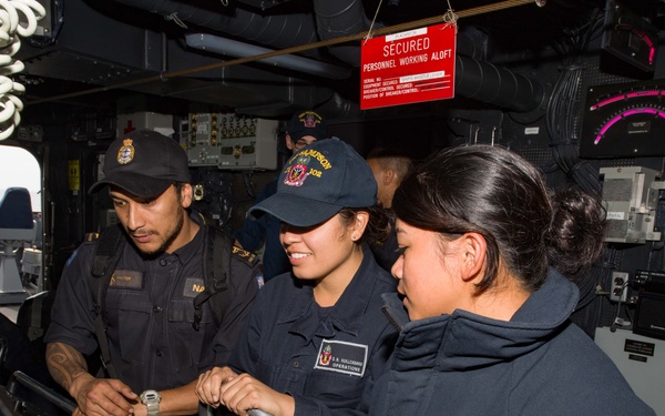 USS Sampson (DDG 102) Give Tours To RNZN Sailors