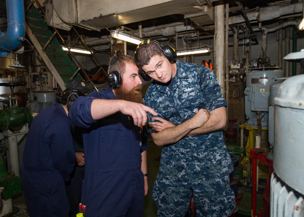 USS Sampson (DDG 102) sailor tour HMNZS Endeavour