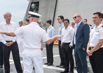 USS Coronado (LCS 4) hosts distinguished visitors