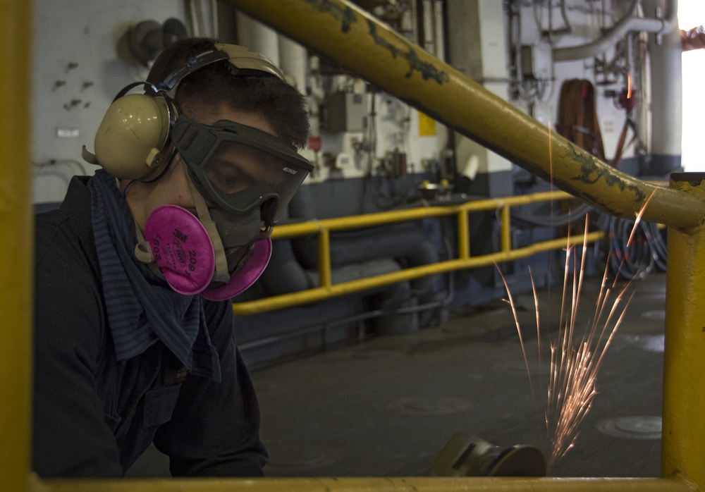 Maintenance aboard USS Bonhomme Richard (LHD 6)