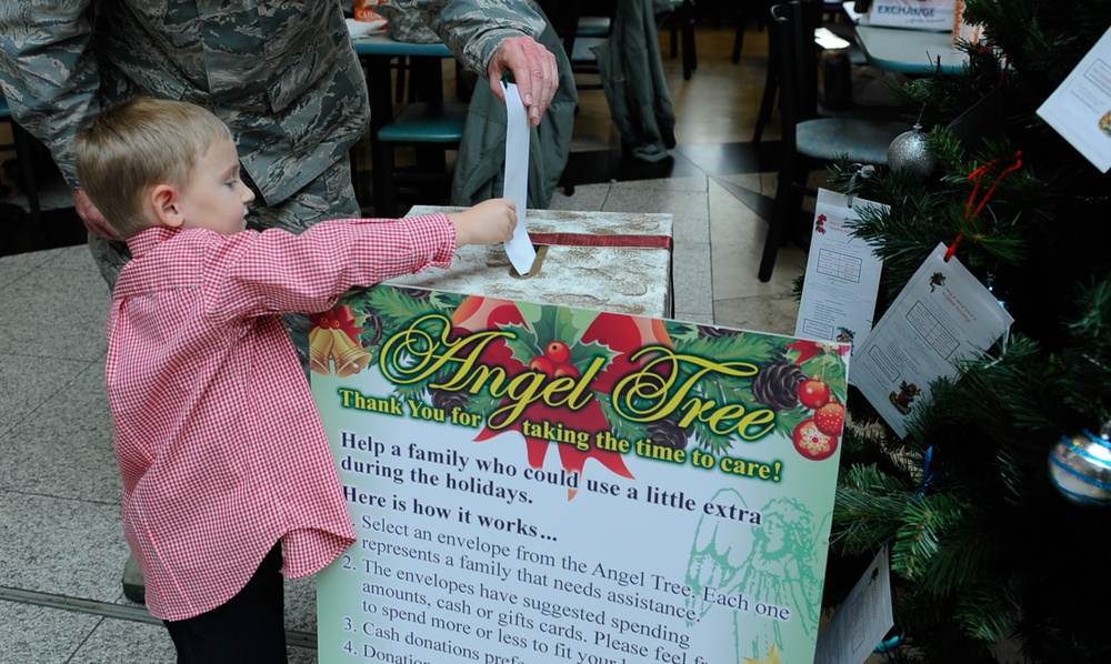 Ramstein’s angels keep holiday spirit alive