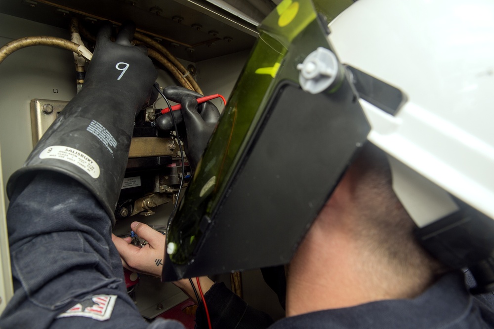 DVIDS - Images - Sailor's Perform Electrical Maintenance [Image 2 of 8]