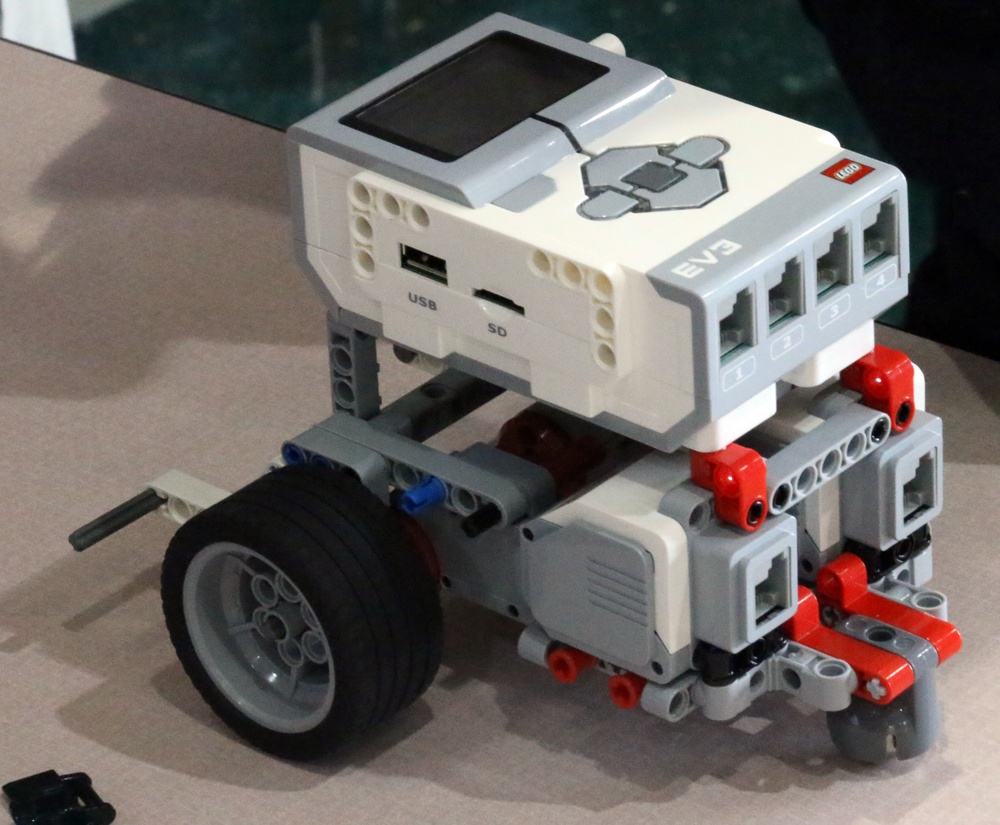 DVIDS News - 'Can Do' Soldiers, build Lego robot car for science