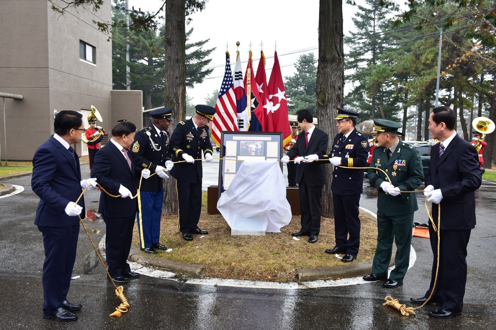 2ID Key Leaders Present Monument