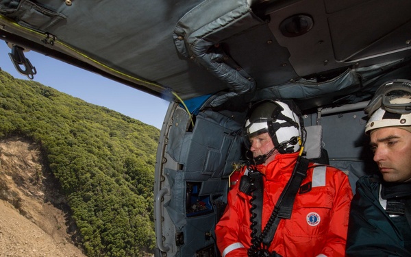 USS Sampson (DDG 102) assists Kaikoura, NZ