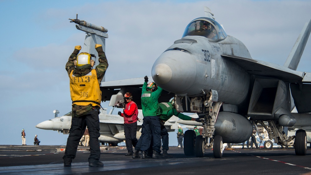 161116-N-BL637-051 PACIFIC OCEAN (Nov. 16, 2016) Sailors prepare an F/A-18E Super Hornet from Strike Fighter Squadron (VFA) 192 “Golden Dragons” to launch off the aircraft carrier USS Carl Vinson (CVN 70) flight deck. The Carl Vinson Strike Group is curre