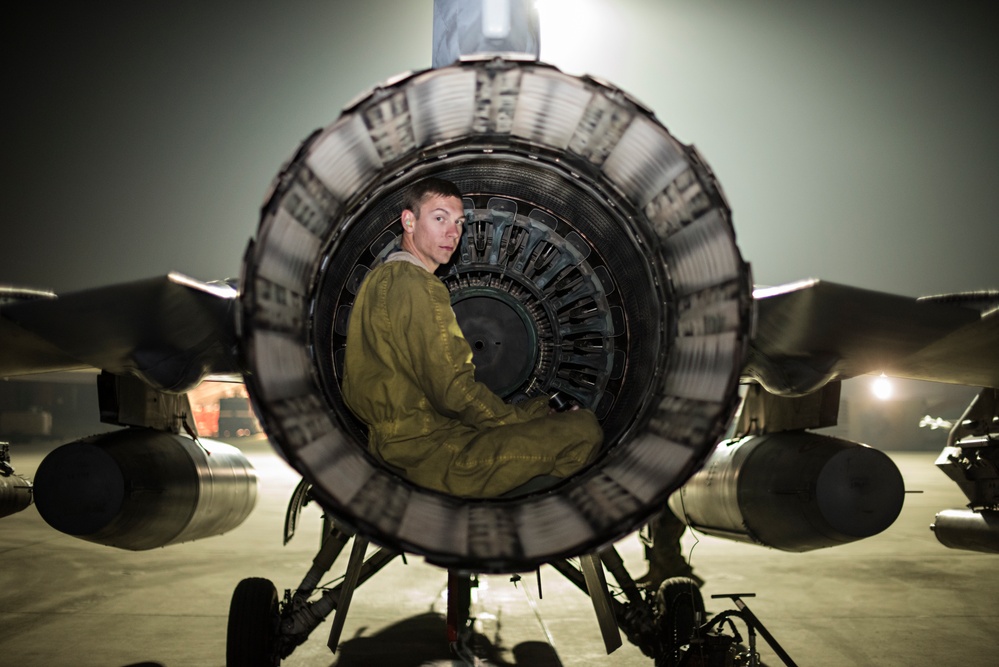 455th EAMXS keeps Vipers flying