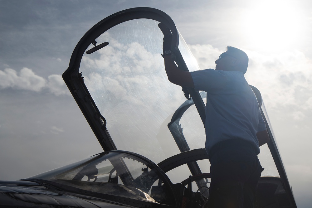 Former Navy Blue Angels crew chief brings knowledge, excellence to 435th FTS mission