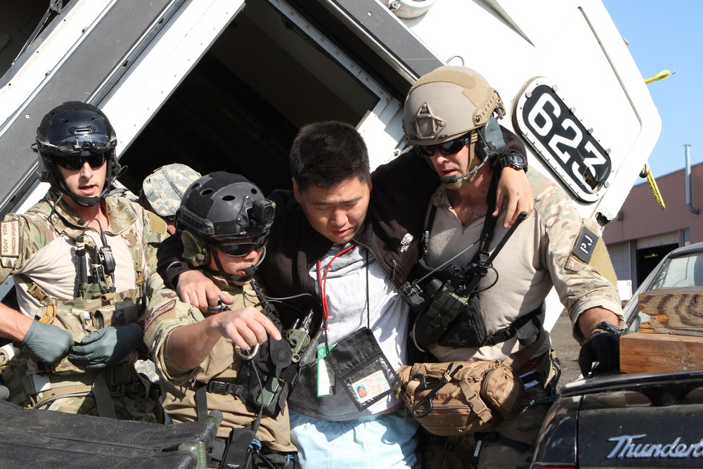 Vigilant Guard 17: Cal Guardsmen train with FEMA and LAFD in realistic earthquake simulation