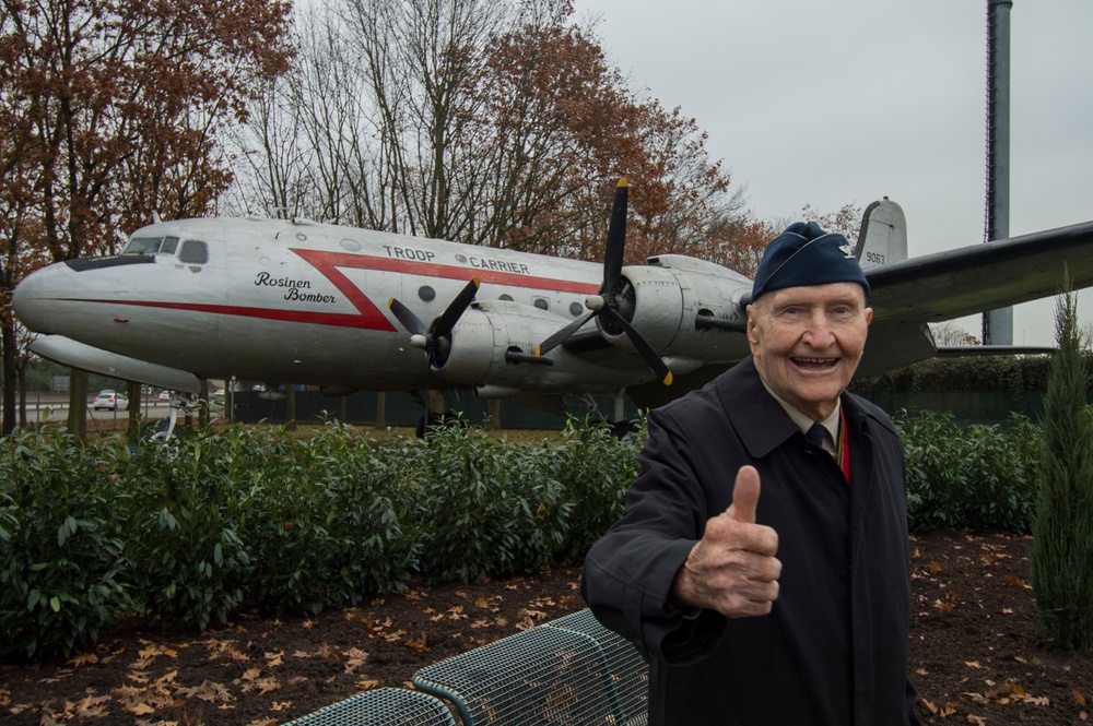 Sweet Gratitude: Candy Bomber rededicates Frankfurt's Berlin Airlift Memorial