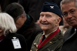 Sweet Gratitude: Candy Bomber rededicates Frankfurt's Berlin Airlift Memorial