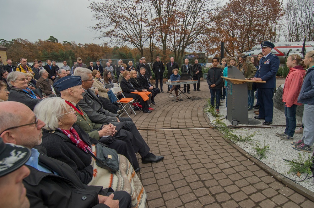 Sweet Gratitude: Candy Bomber rededicates Frankfurt's Berlin Airlift Memorial