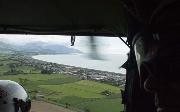 USS Sampson (DDG 102) offers to assist Kaikoura, NZ