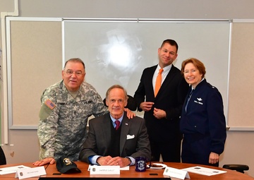 Senator Carper visits Delaware Air National Guard Base