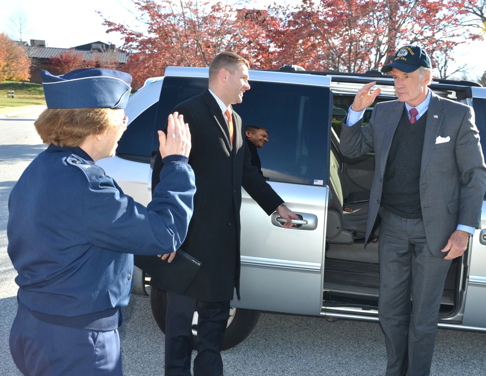 Senator Carper visits Delaware Air National Gurad Base