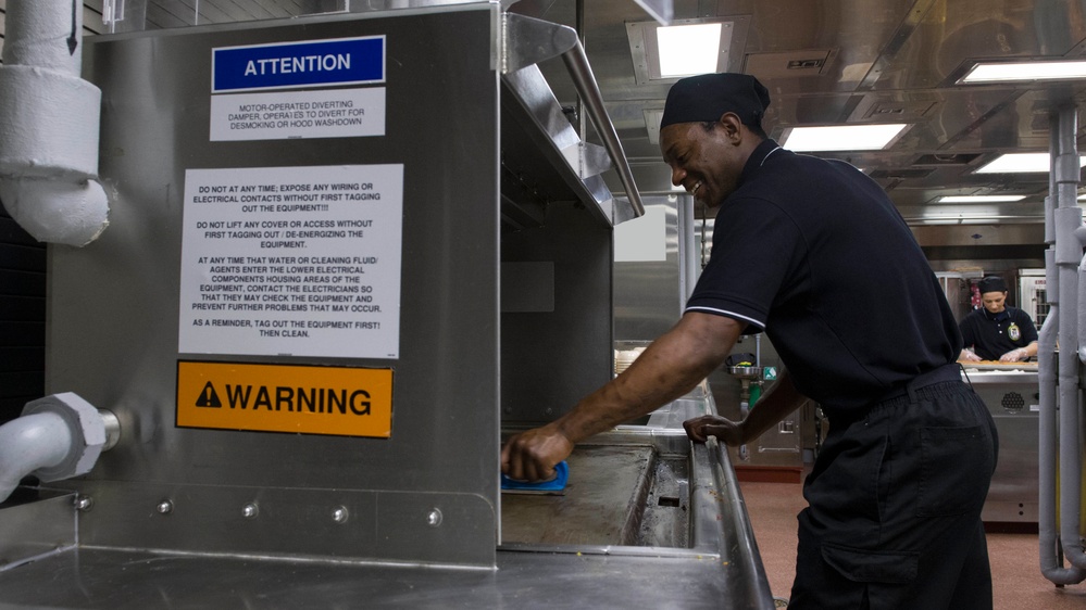 USS Zumwalt Sailors make preparations for lunch