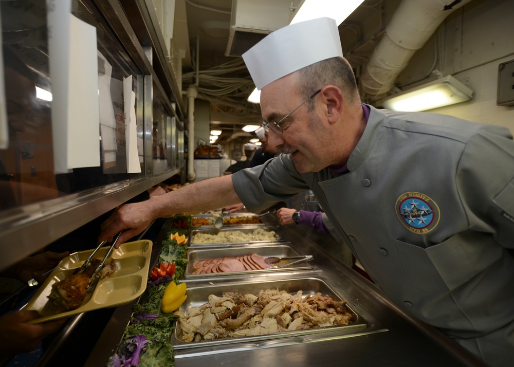 Sailors cook Thanksgiving dinner