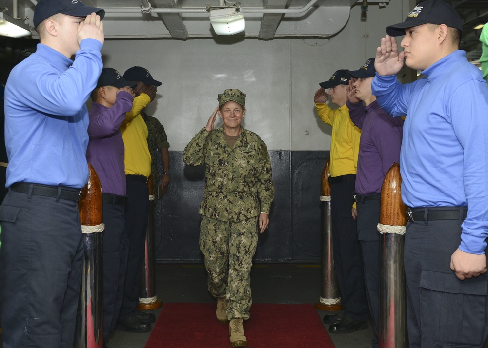Commander, 3rd Fleet speaks with USS Nimitz (CVN 68) commanding officer