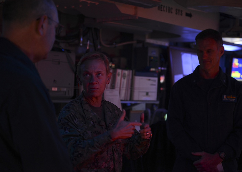 Commander, 3rd Fleet speaks with USS Nimitz (CVN 68) commanding officer