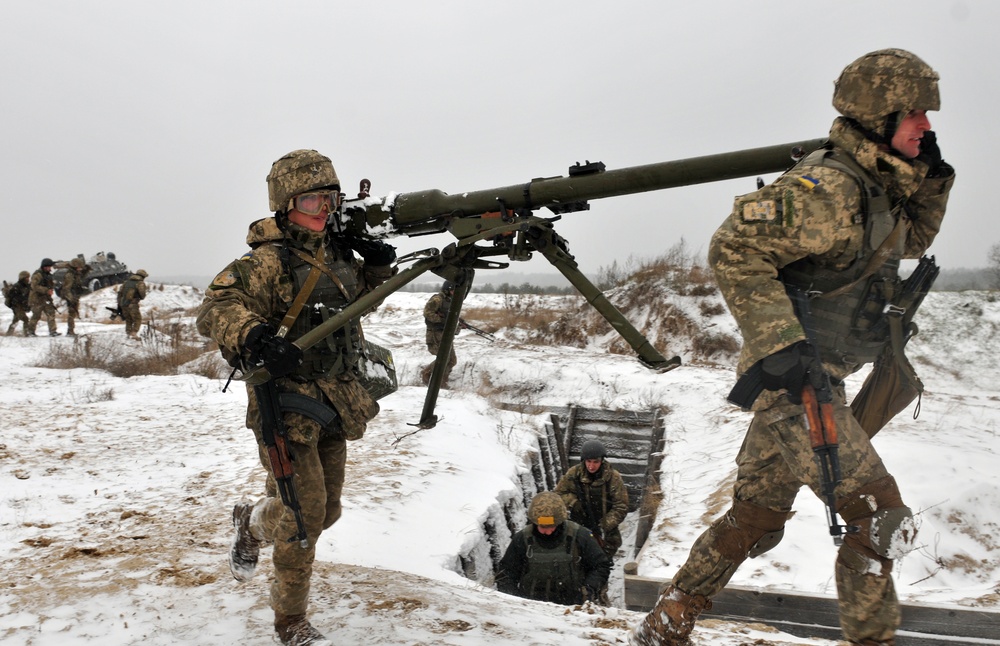 Ukrainian Soldiers conduct air assault training