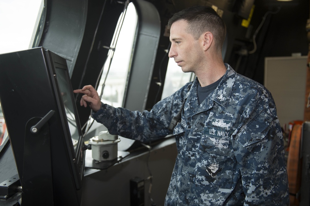 USS Coronado (LCS 4) conducts pre-underway checks.