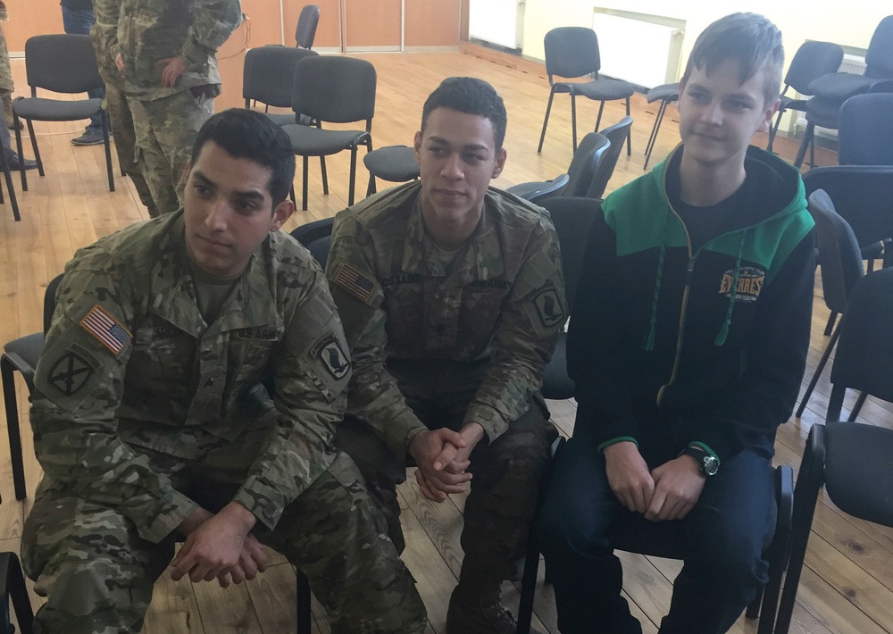 ‘Sky Soldiers’ break from training to spend the afternoon with Latvian students