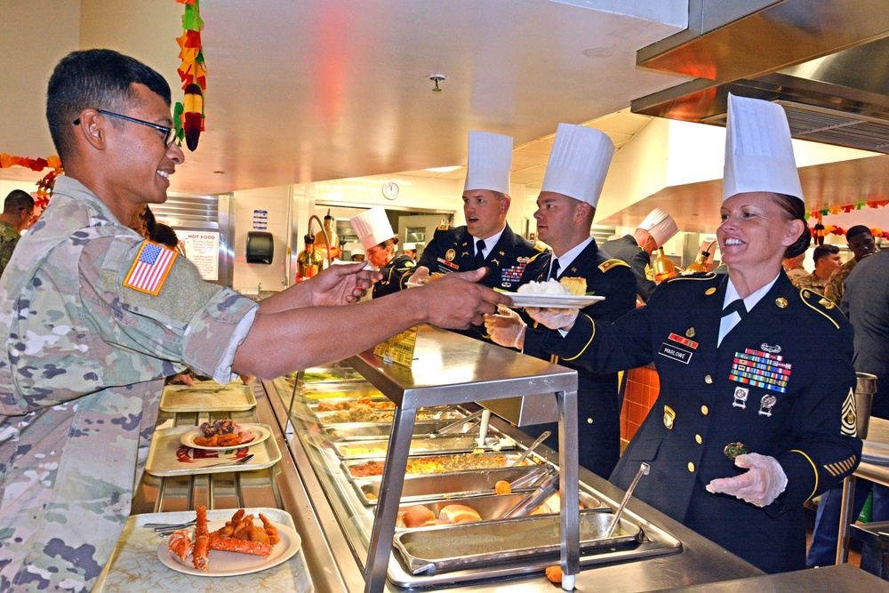 Soldiers, families delight in 25th Sustainment Bistro’s Thanksgiving Celebration Meal