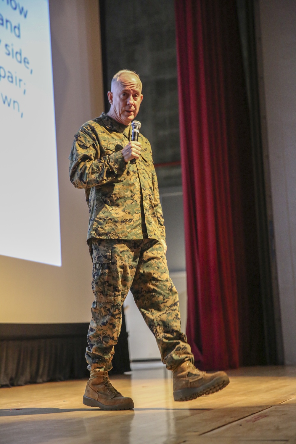 CHAPLAIN OF THE MARINE CORPS GIVES SERMON TO RECRUITS