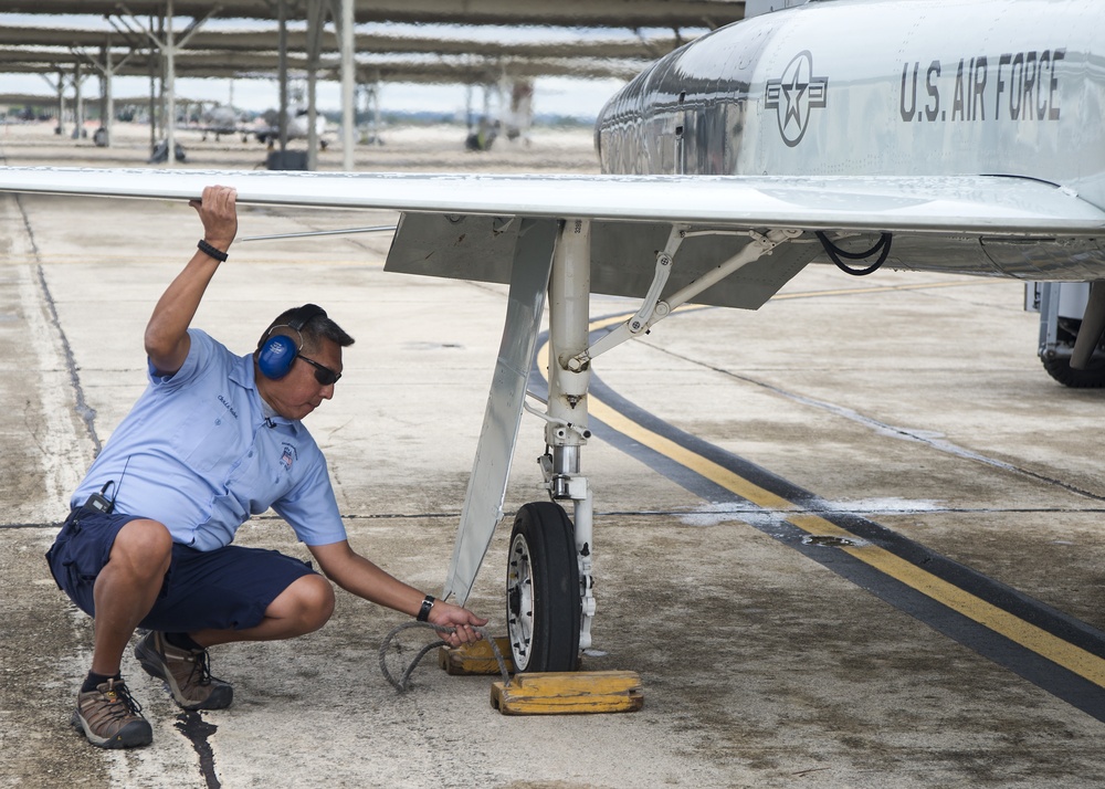 Former Navy Blue Angels crew chief brings knowledge, excellence to 435th FTS mission