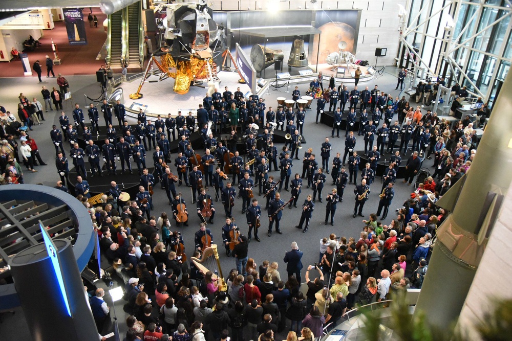Air Force Band, Honor Guard perform Flash Mob at Smithsonian