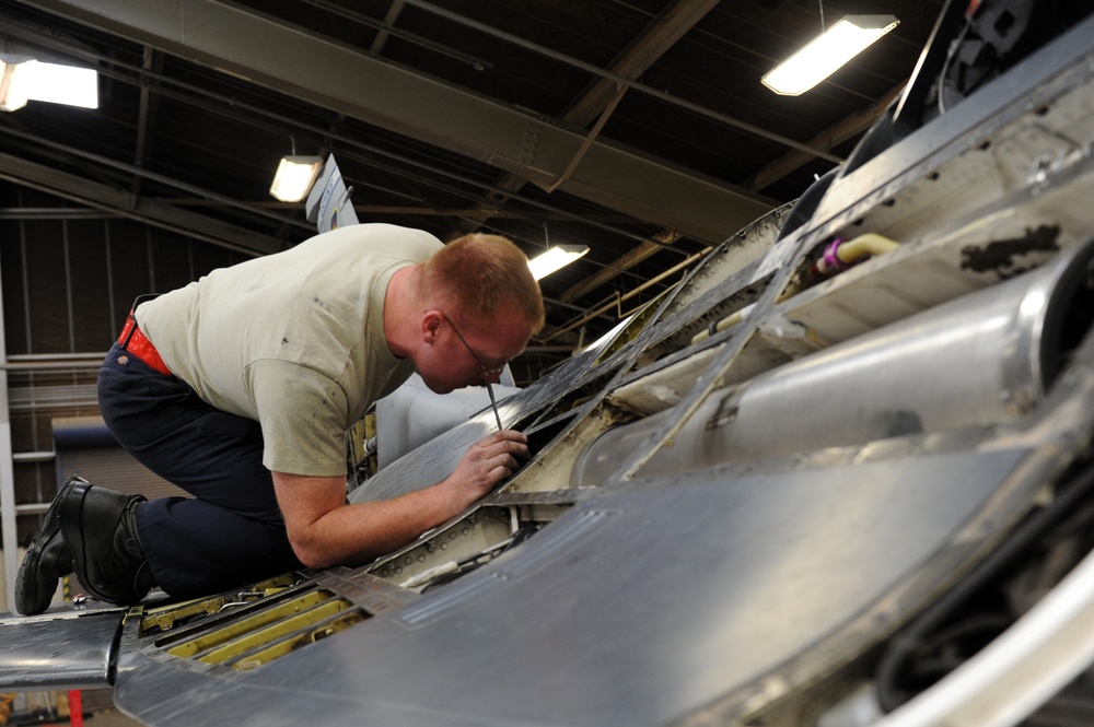 Phase Shop Airmen oversee F-16 Preservation
