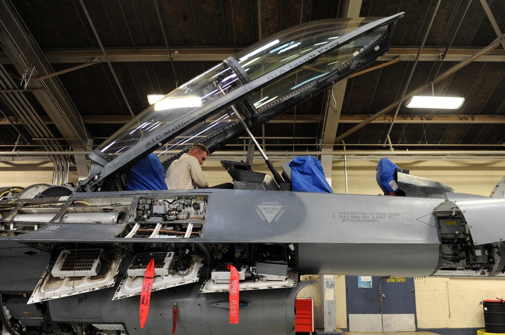 Phase Shop Airmen oversee F-16 Preservation