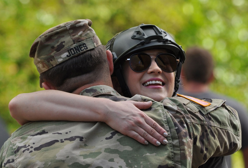 Singer Kellie Pickler conquers Schofield Barracks