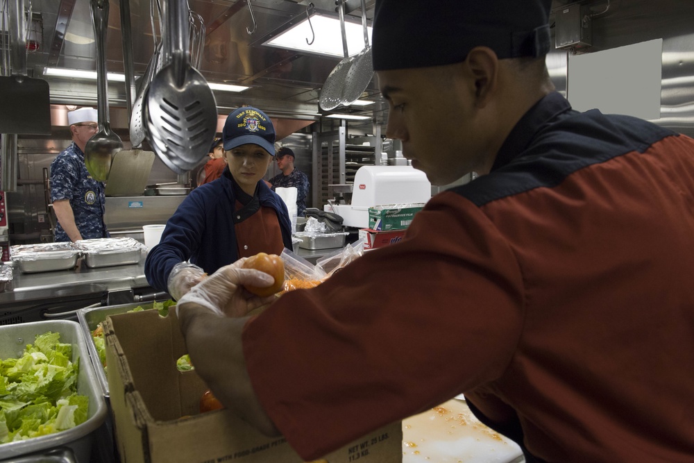 Sailors prepare Thanksgiving dinner aboard USS Zumwalt (DDG 1000)