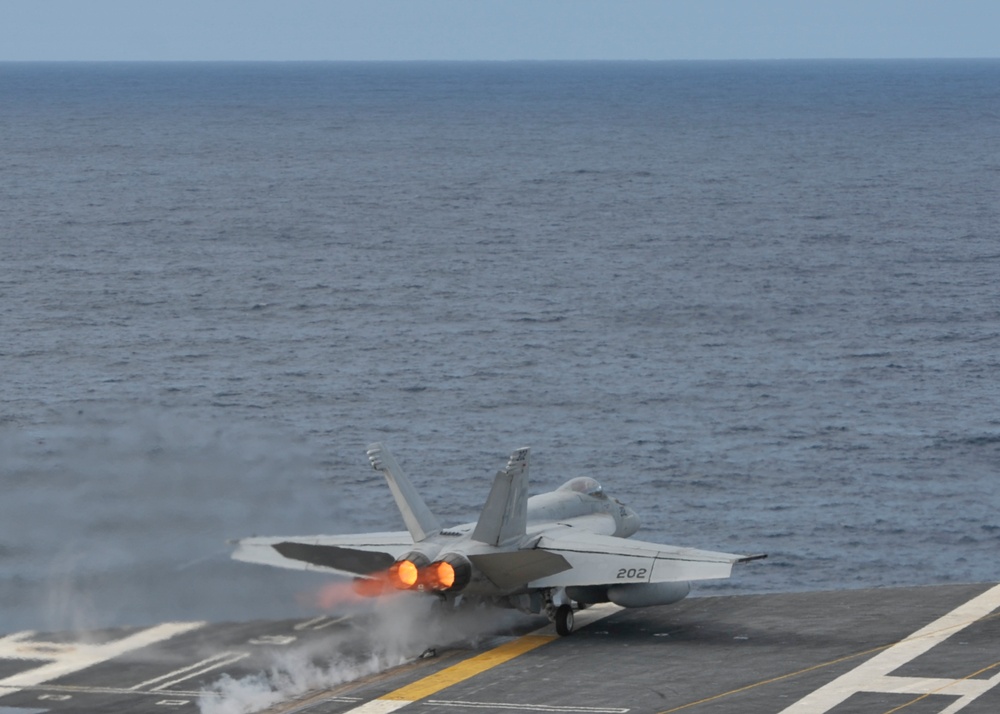 Hornet lauches off Nimitz