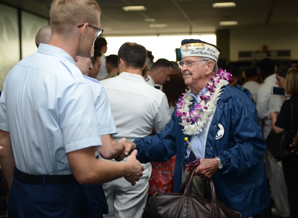 World War II veterans arrive for Pearl Harbor 75th commemoration events