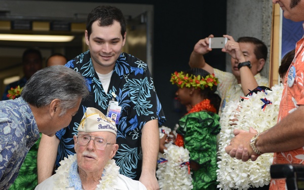 World War II veterans arrive for Pearl Harbor 75th commemoration events