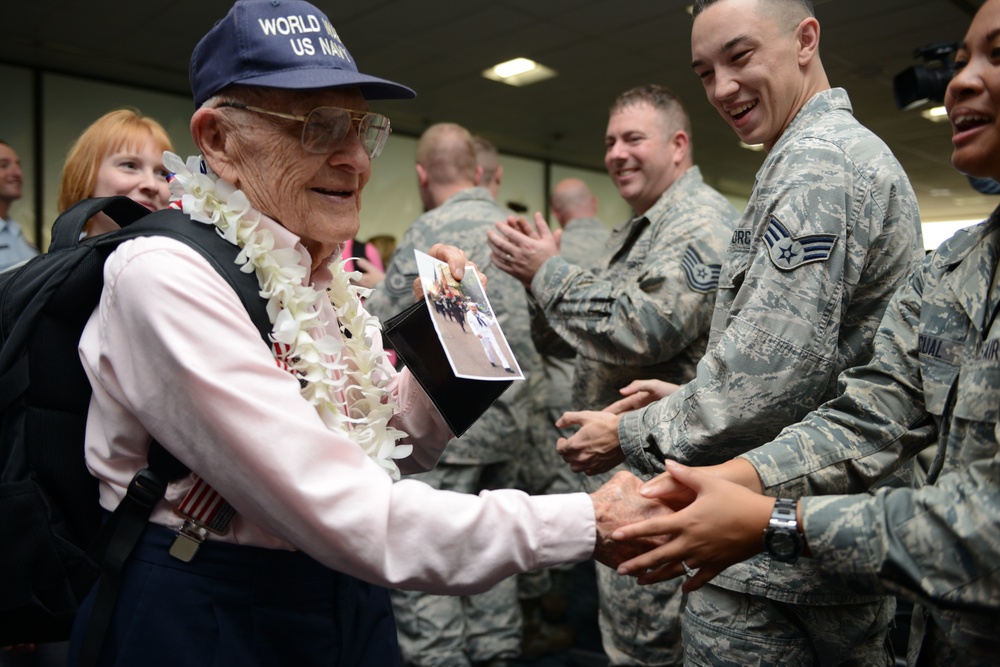 World War II veterans arrive for Pearl Harbor 75th commemoration events