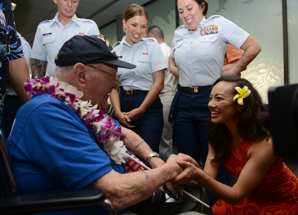 World War II veterans arrive for Pearl Harbor 75th commemoration events
