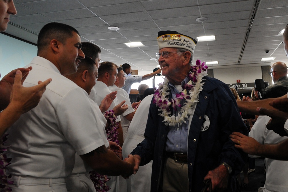 Veterans Receive Heroes' Welcome Ahead of 75th Pearl Harbor Anniversary