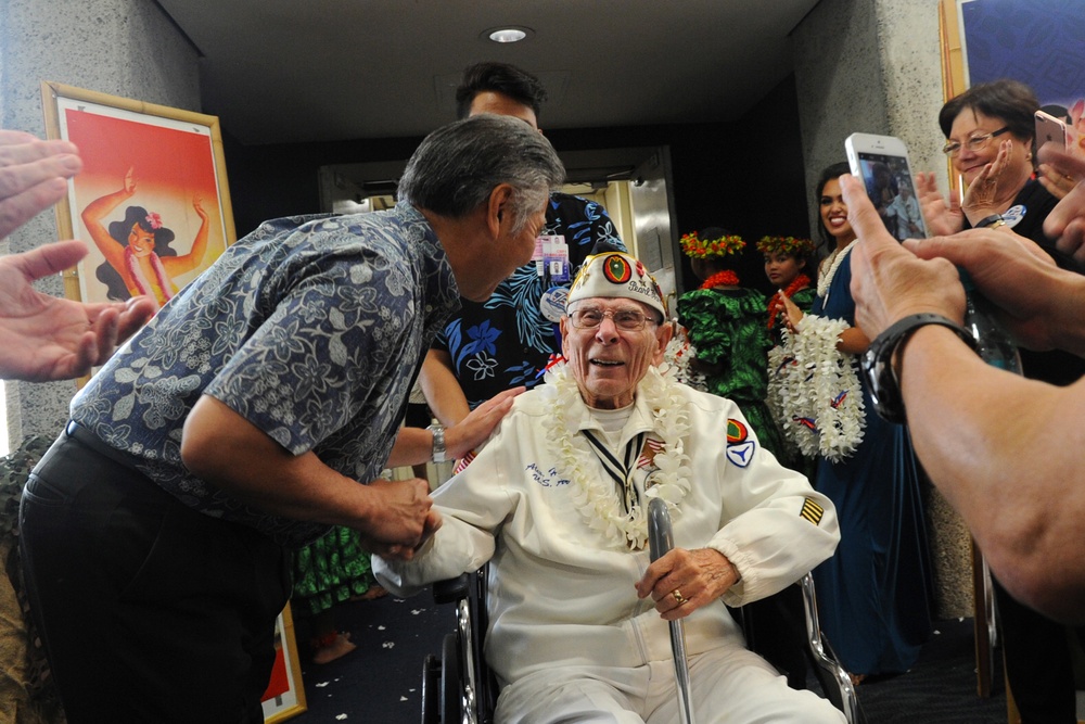 Veterans Receive Heroes' Welcome Ahead of 75th Pearl Harbor Anniversary