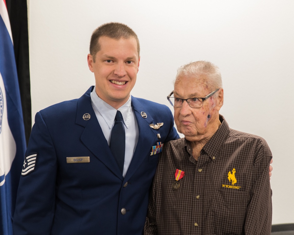 Grandfather of Wyoming guardsman awarded peace medal
