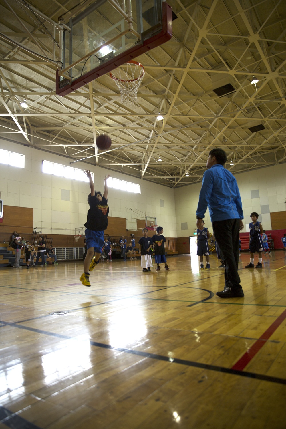 Hamagawa Elementary School students, SOFA children gather for basketball game