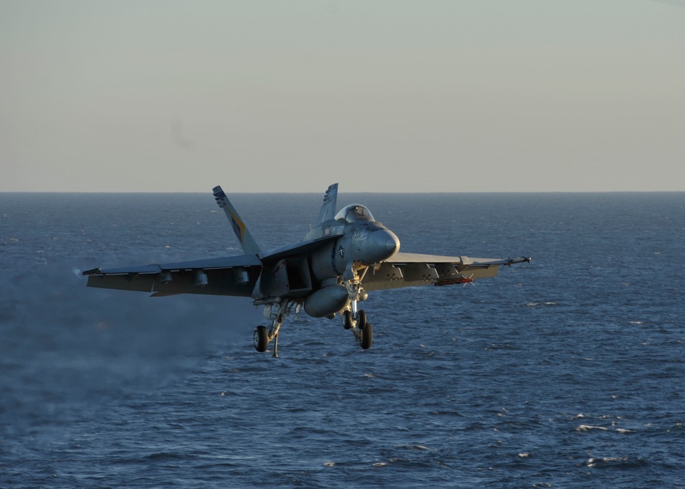 Super Hornet lands on Nimitz