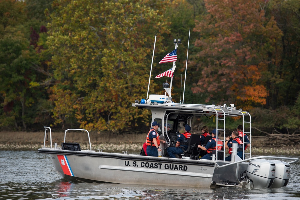 USCG Atlantic Strike Team trains on Delaware River