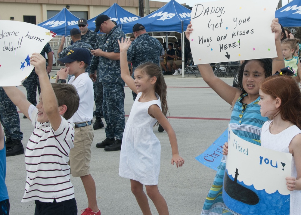 Families Welcome USS Oklahoma City (SSN 723) to Guam Dec. 8, 2016