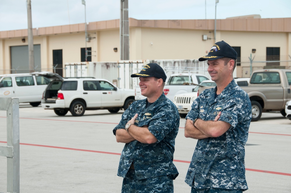 COMSUBRON 15 and CO of USS Frank Cable welcome USS Oklahoma City (SSN 723) to Guam Dec. 8, 2016